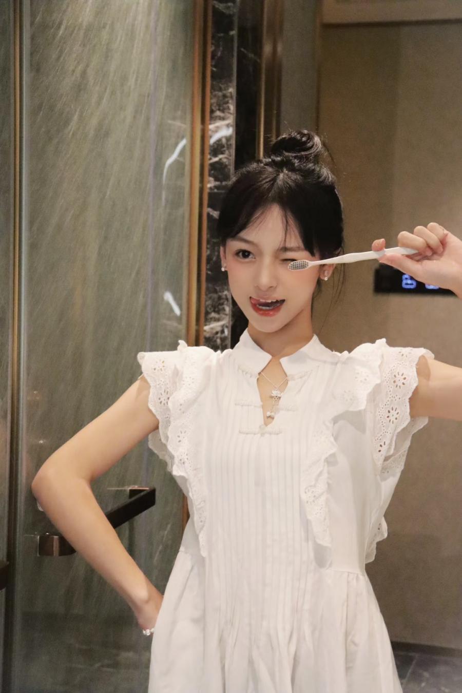 浴室镜前拍照:8个姿势轻松拍美妆达人-第6张图片-风享汇 浴室镜前拍照:8个姿势轻松拍美妆达人-第6张图片-风享汇