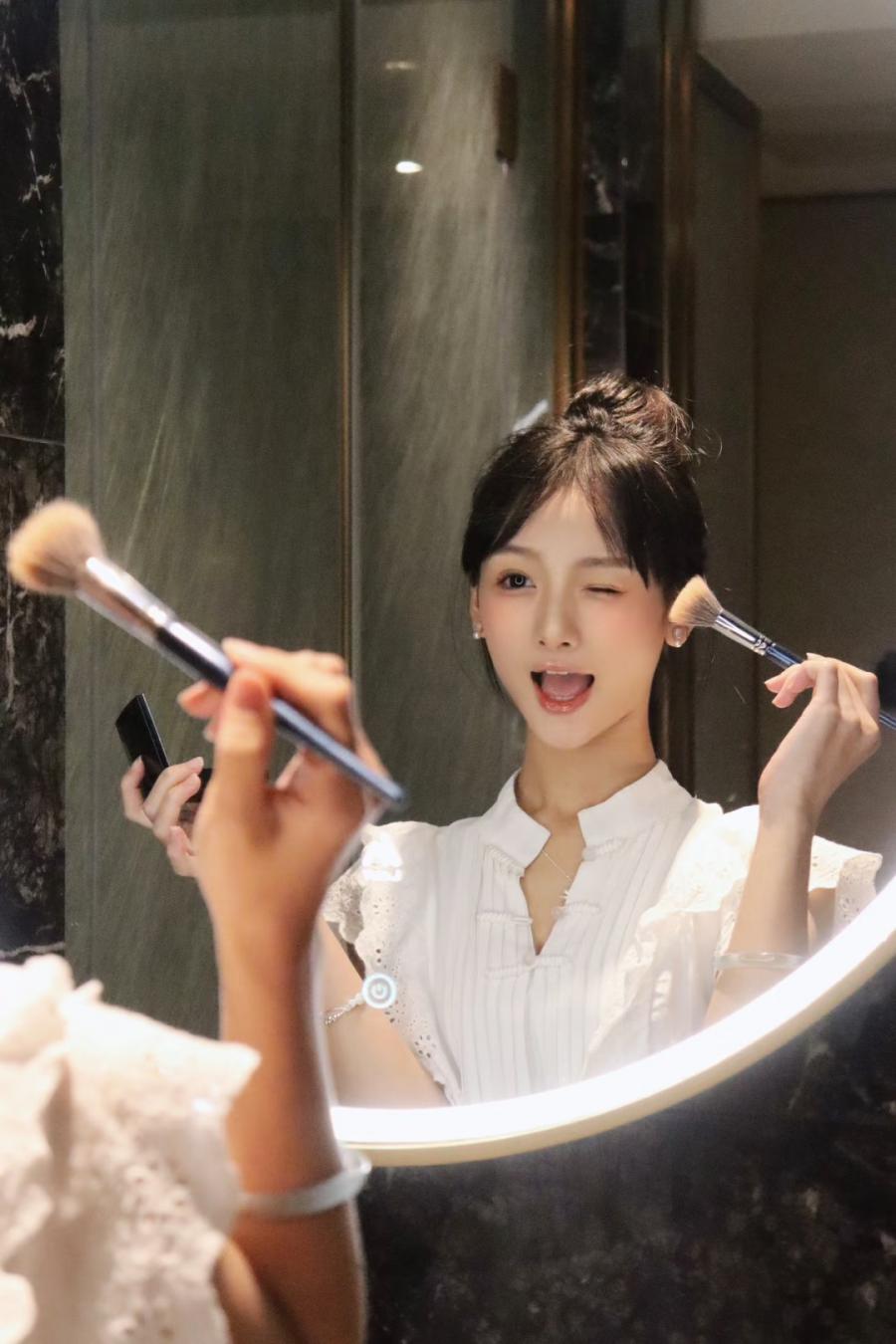 浴室镜前拍照:8个姿势轻松拍美妆达人-第8张图片-风享汇 浴室镜前拍照:8个姿势轻松拍美妆达人-第8张图片-风享汇