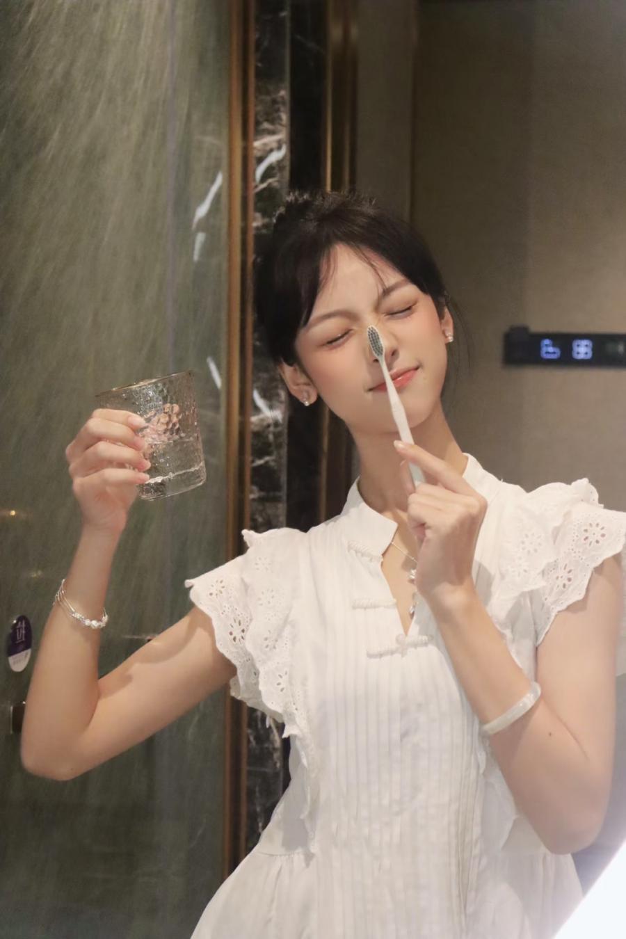 浴室镜前拍照:8个姿势轻松拍美妆达人-第9张图片-风享汇 浴室镜前拍照:8个姿势轻松拍美妆达人-第9张图片-风享汇