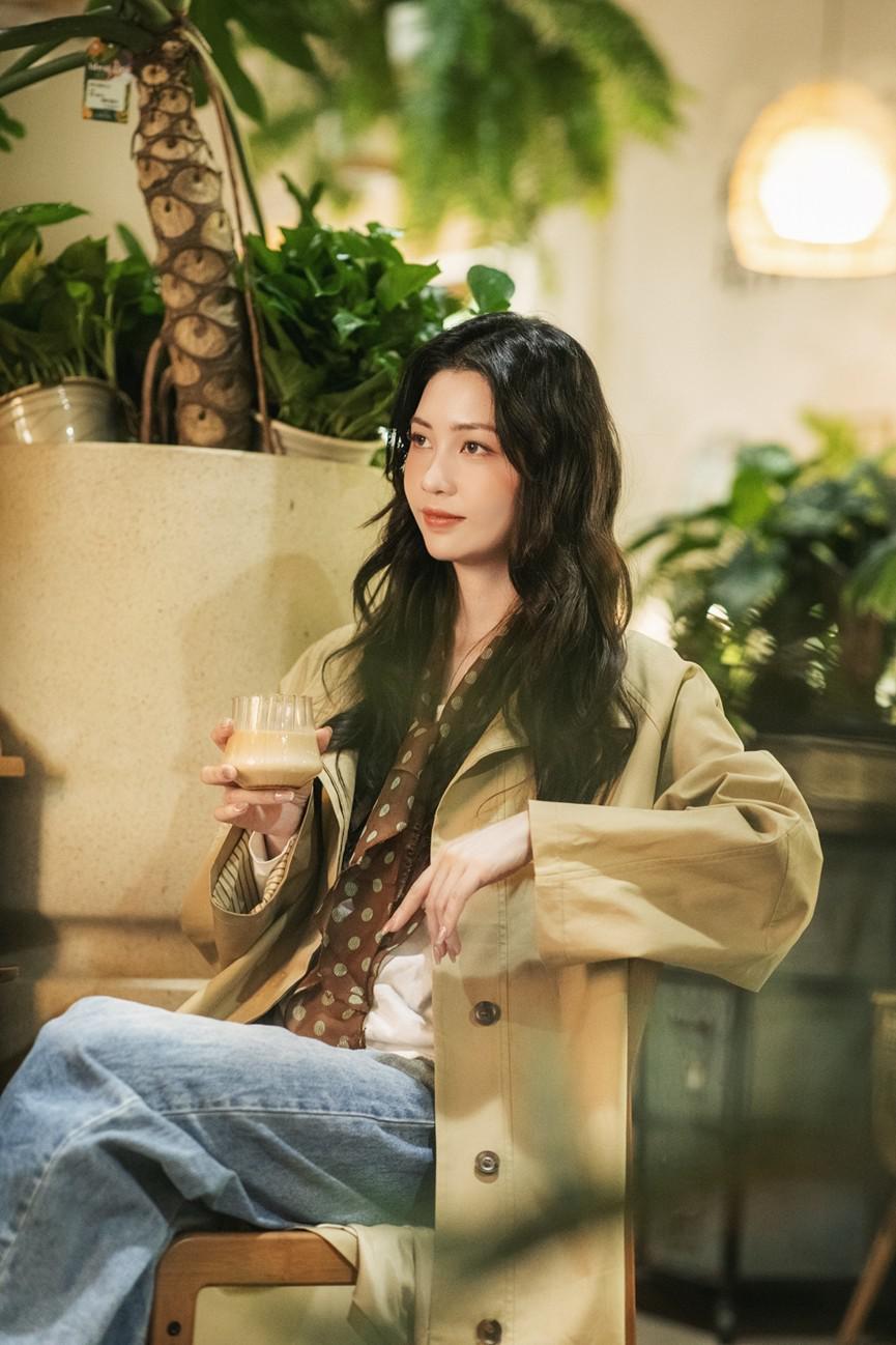 咖啡馆人像拍照：9个姿势让你轻松出片-第6张图片-风享汇
