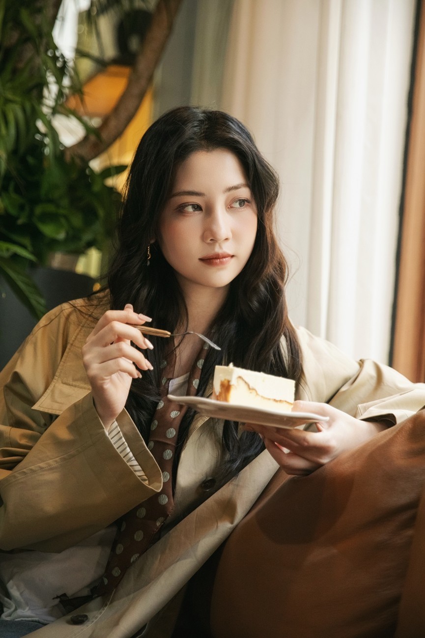 咖啡馆人像拍照：9个姿势让你轻松出片-第7张图片-风享汇