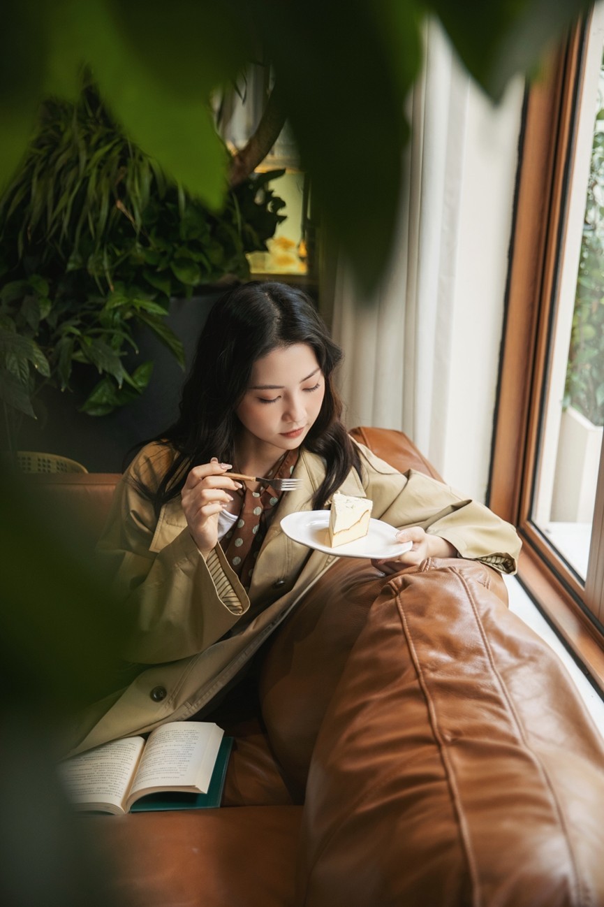 咖啡馆人像拍照：9个姿势让你轻松出片-第8张图片-风享汇