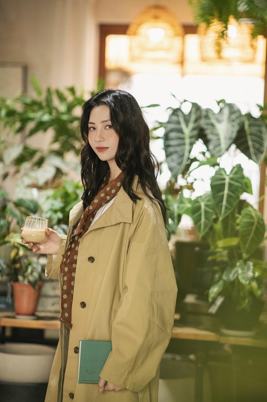 咖啡馆人像拍照：9个姿势让你轻松出片-第10张图片-风享汇