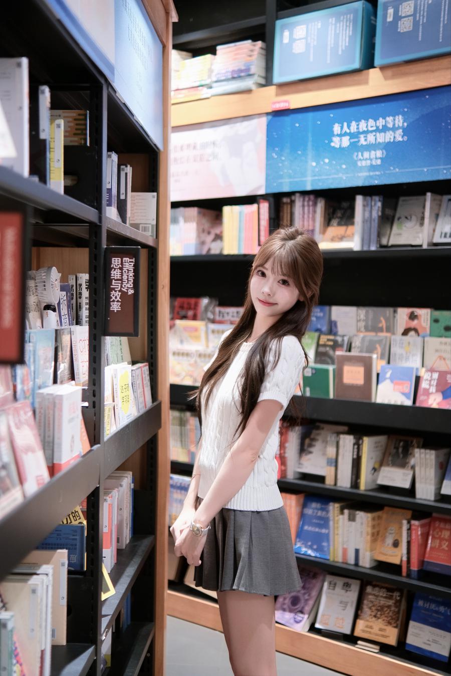 书店顶光人像拍照|9个姿势拍出文艺氛围感-第3张图片-风享汇 书店顶光人像拍照|9个姿势拍出文艺氛围感-第3张图片-风享汇