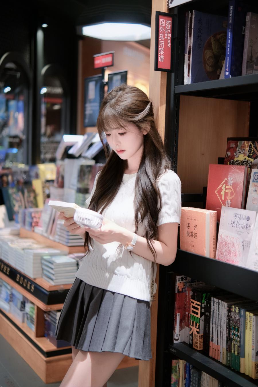 书店顶光人像拍照|9个姿势拍出文艺氛围感-第4张图片-风享汇 书店顶光人像拍照|9个姿势拍出文艺氛围感-第4张图片-风享汇