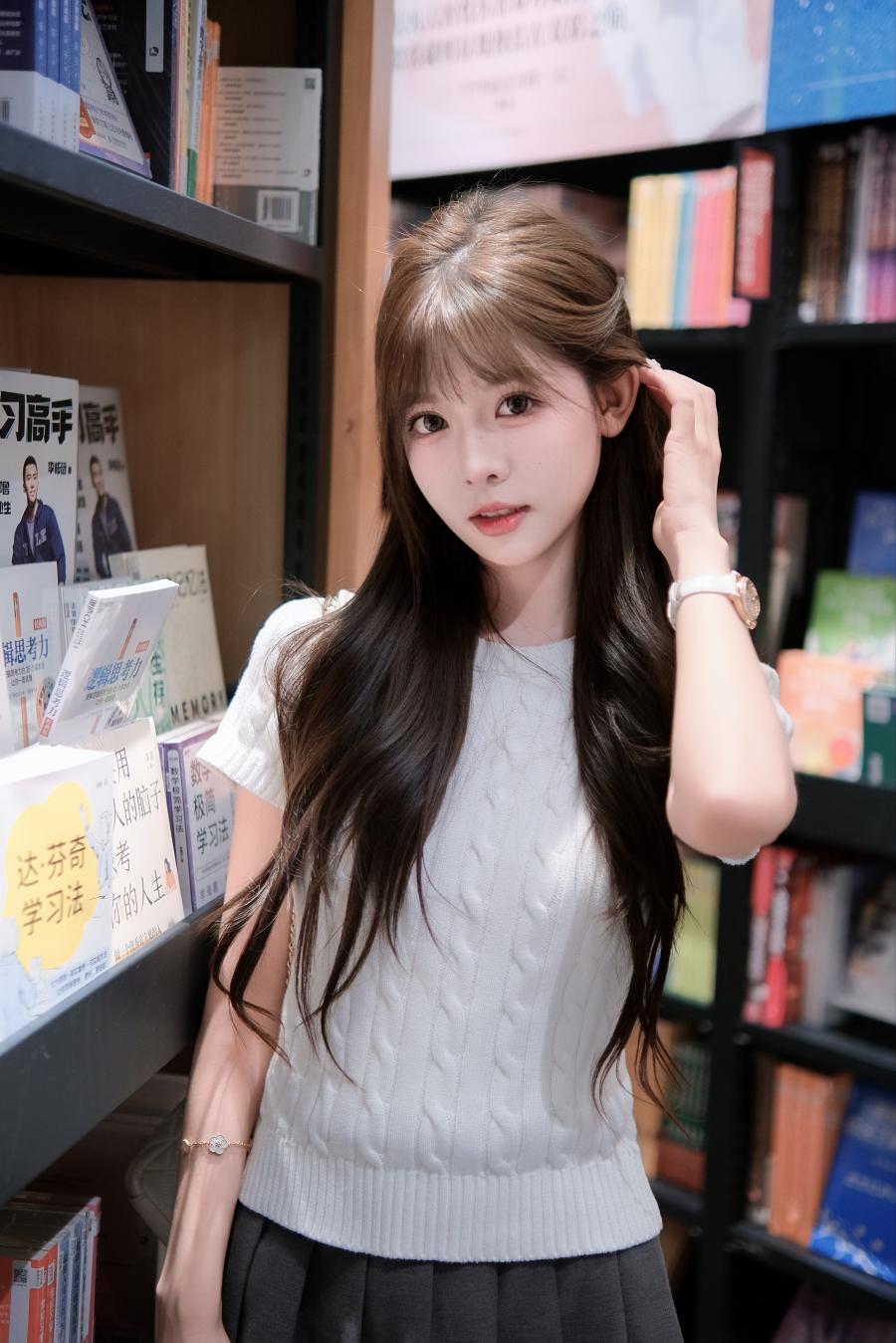 书店顶光人像拍照|9个姿势拍出文艺氛围感-第5张图片-风享汇 书店顶光人像拍照|9个姿势拍出文艺氛围感-第5张图片-风享汇