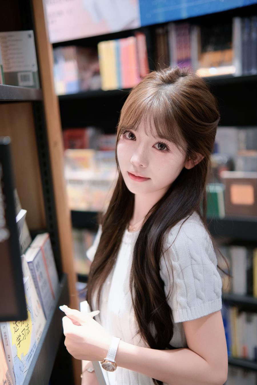 书店顶光人像拍照|9个姿势拍出文艺氛围感-第6张图片-风享汇 书店顶光人像拍照|9个姿势拍出文艺氛围感-第6张图片-风享汇