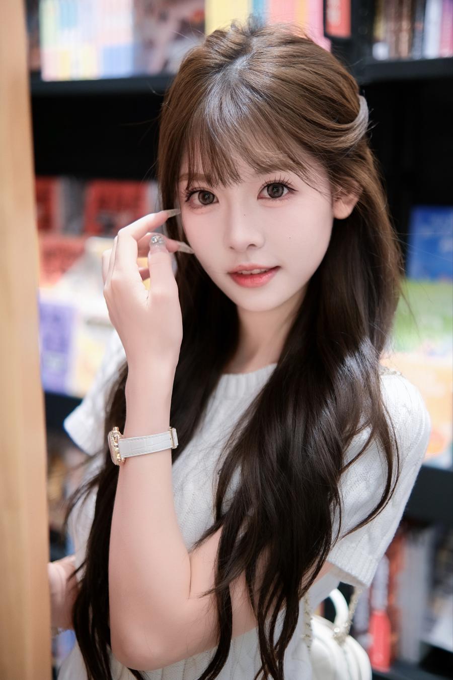 书店顶光人像拍照|9个姿势拍出文艺氛围感-第7张图片-风享汇 书店顶光人像拍照|9个姿势拍出文艺氛围感-第7张图片-风享汇