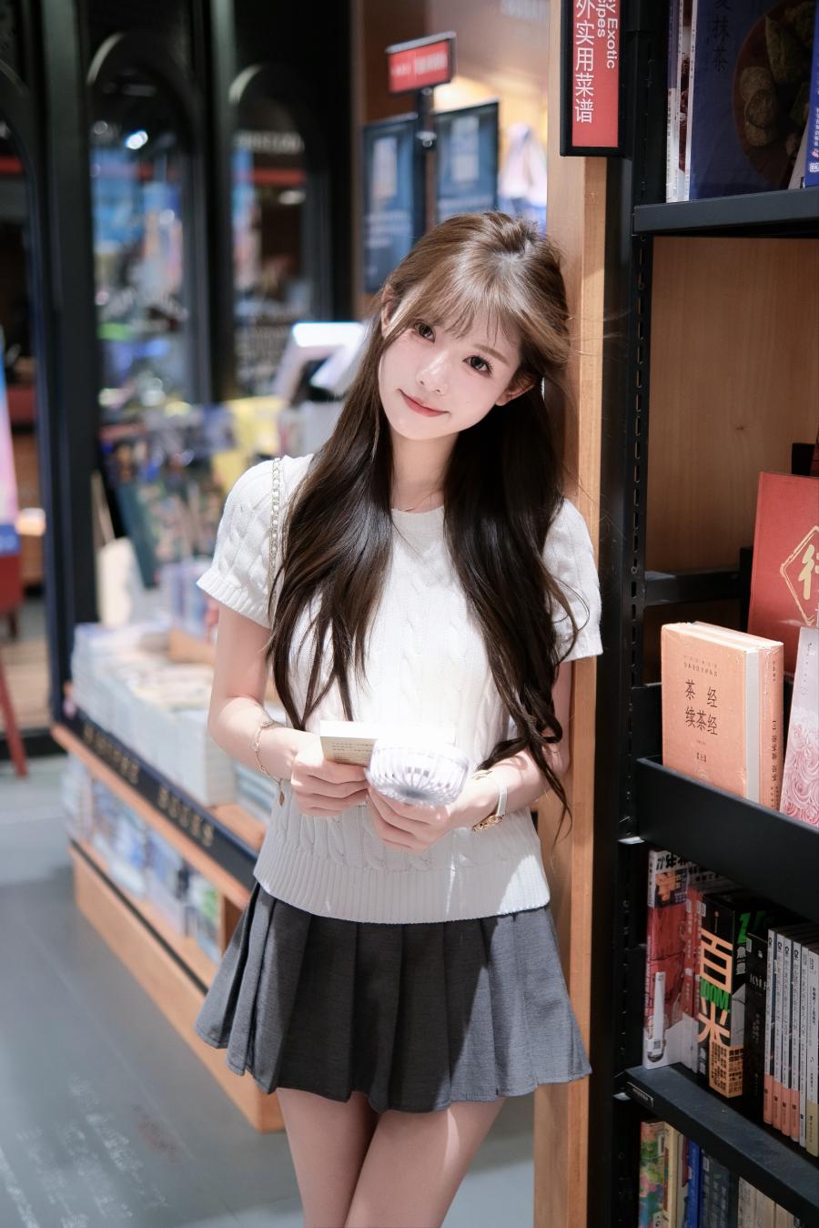 书店顶光人像拍照|9个姿势拍出文艺氛围感-第8张图片-风享汇 书店顶光人像拍照|9个姿势拍出文艺氛围感-第8张图片-风享汇