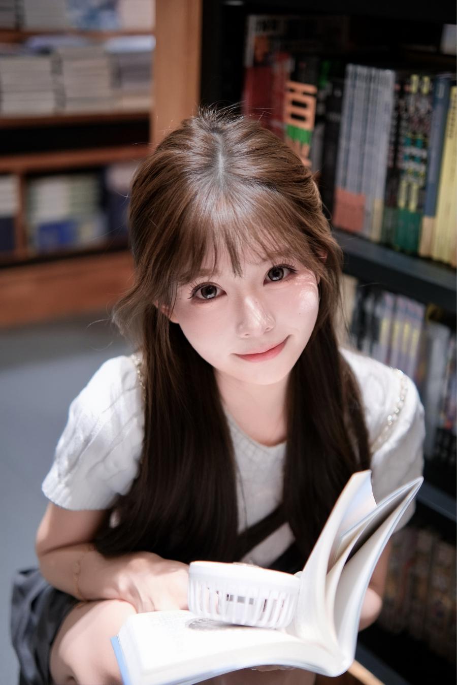 书店顶光人像拍照|9个姿势拍出文艺氛围感-第9张图片-风享汇 书店顶光人像拍照|9个姿势拍出文艺氛围感-第9张图片-风享汇