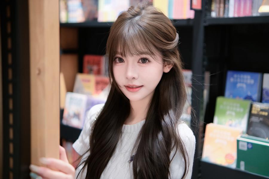 书店顶光人像拍照|9个姿势拍出文艺氛围感-第10张图片-风享汇 书店顶光人像拍照|9个姿势拍出文艺氛围感-第10张图片-风享汇