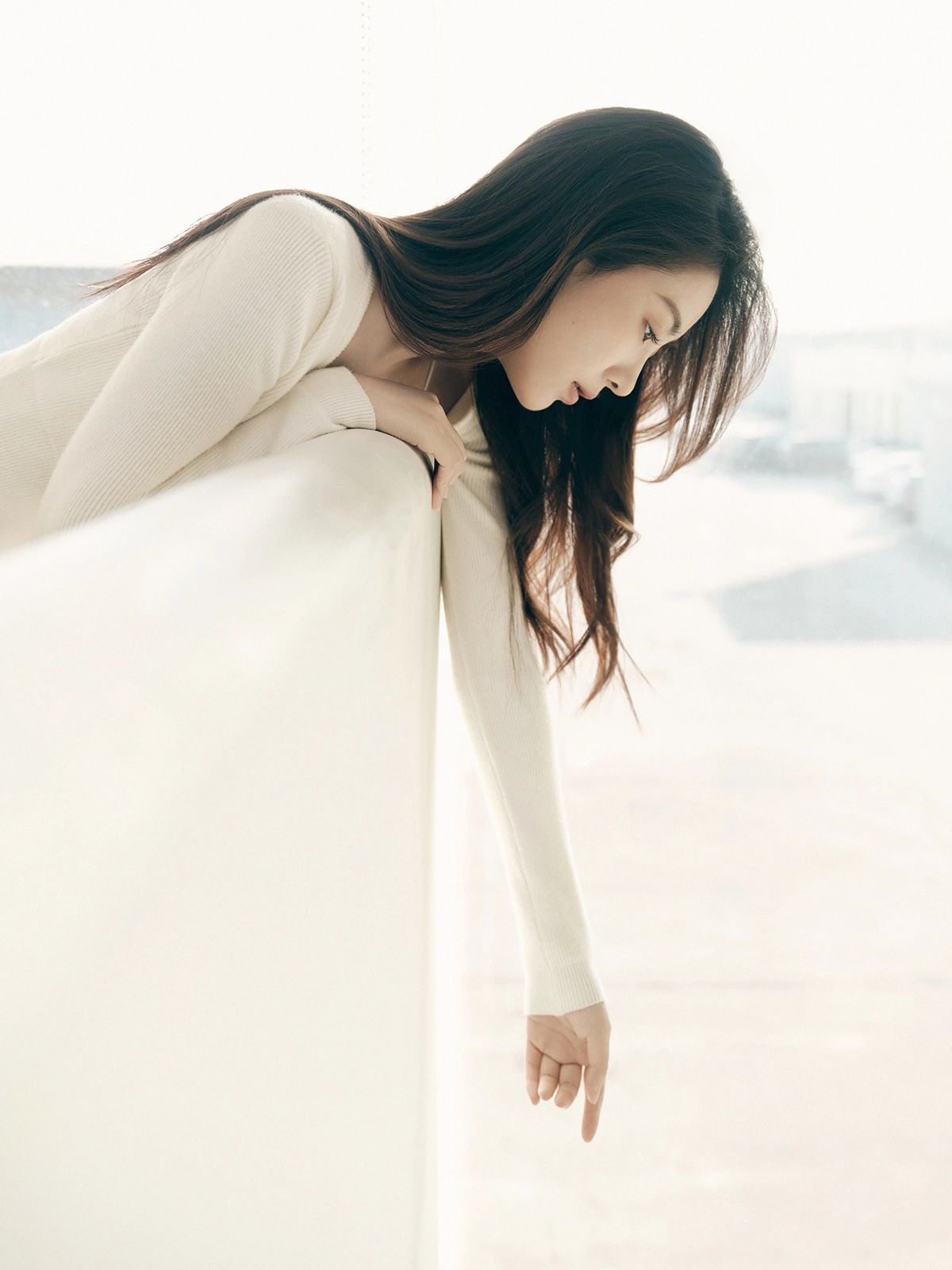 柔光里的白衣长发女子写真-第5张图片-风享汇