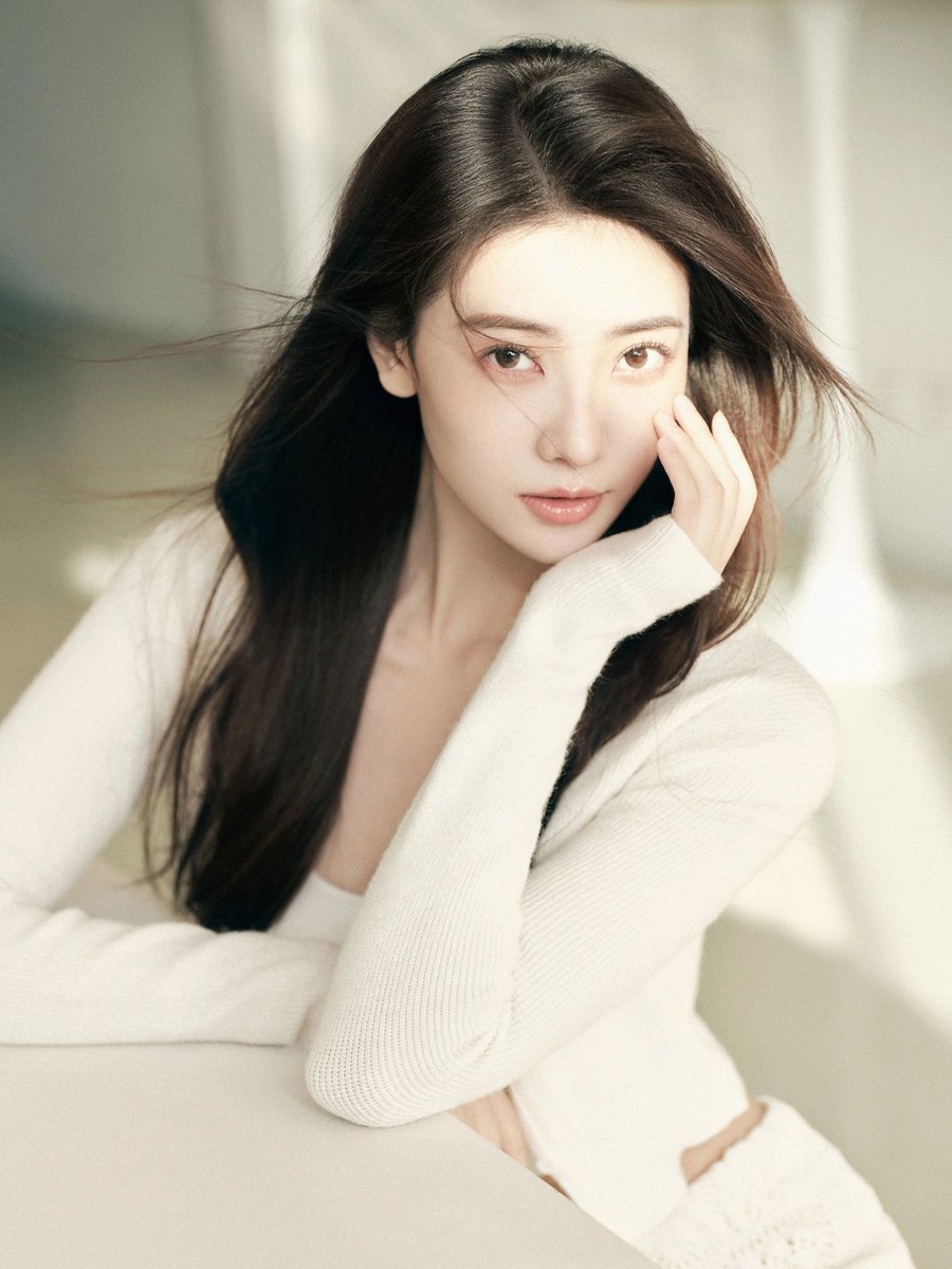 柔光里的白衣长发女子写真-第1张图片-风享汇