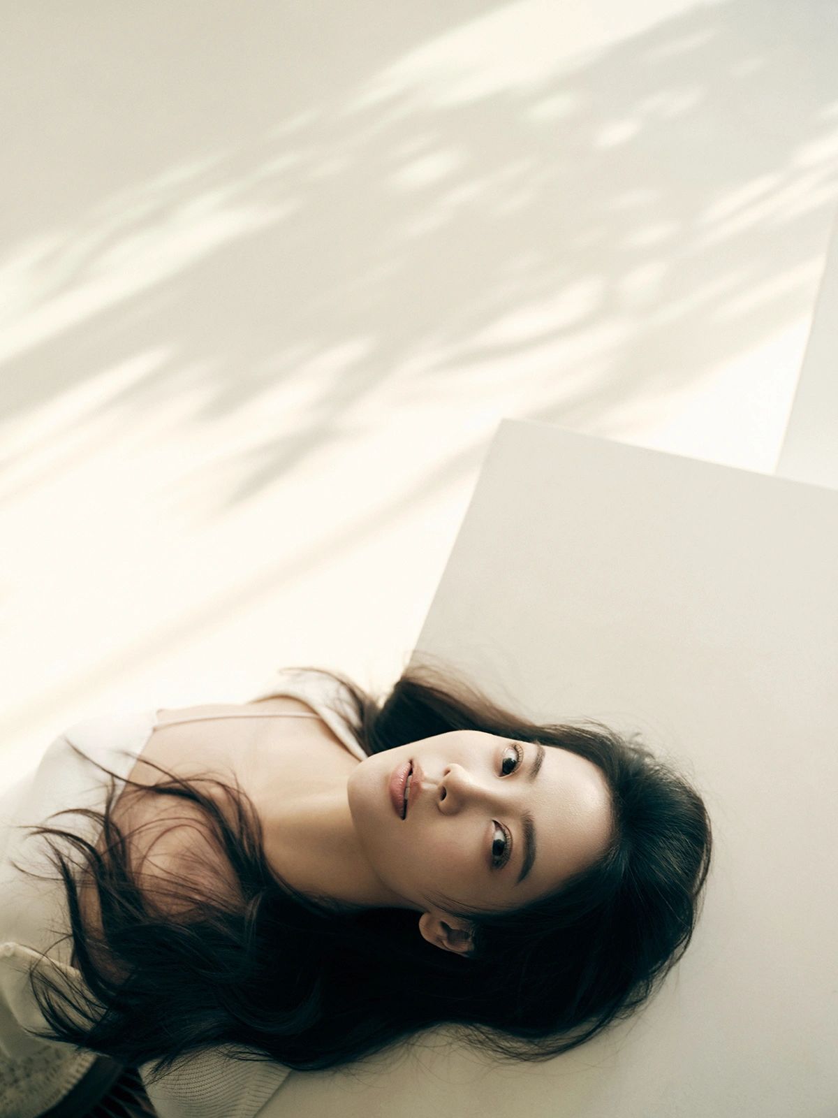 柔光里的白衣长发女子写真-第9张图片-风享汇