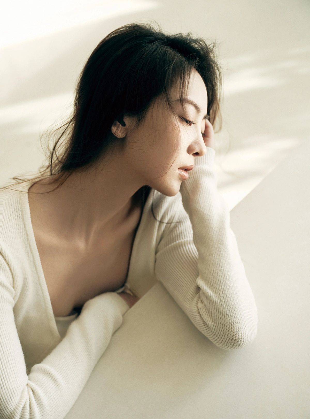 柔光里的白衣长发女子写真-第6张图片-风享汇