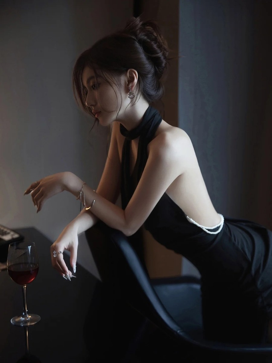 红酒在杯里晃，黑裙在身上荡-第5张图片-风享汇