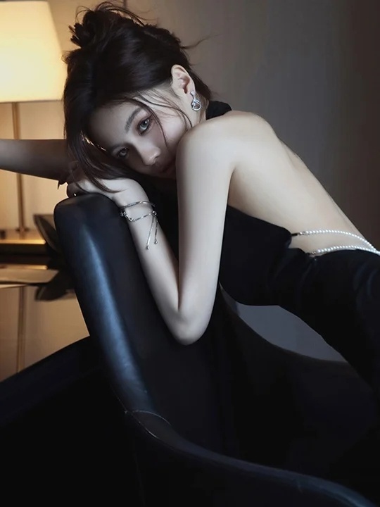 红酒在杯里晃，黑裙在身上荡-第9张图片-风享汇