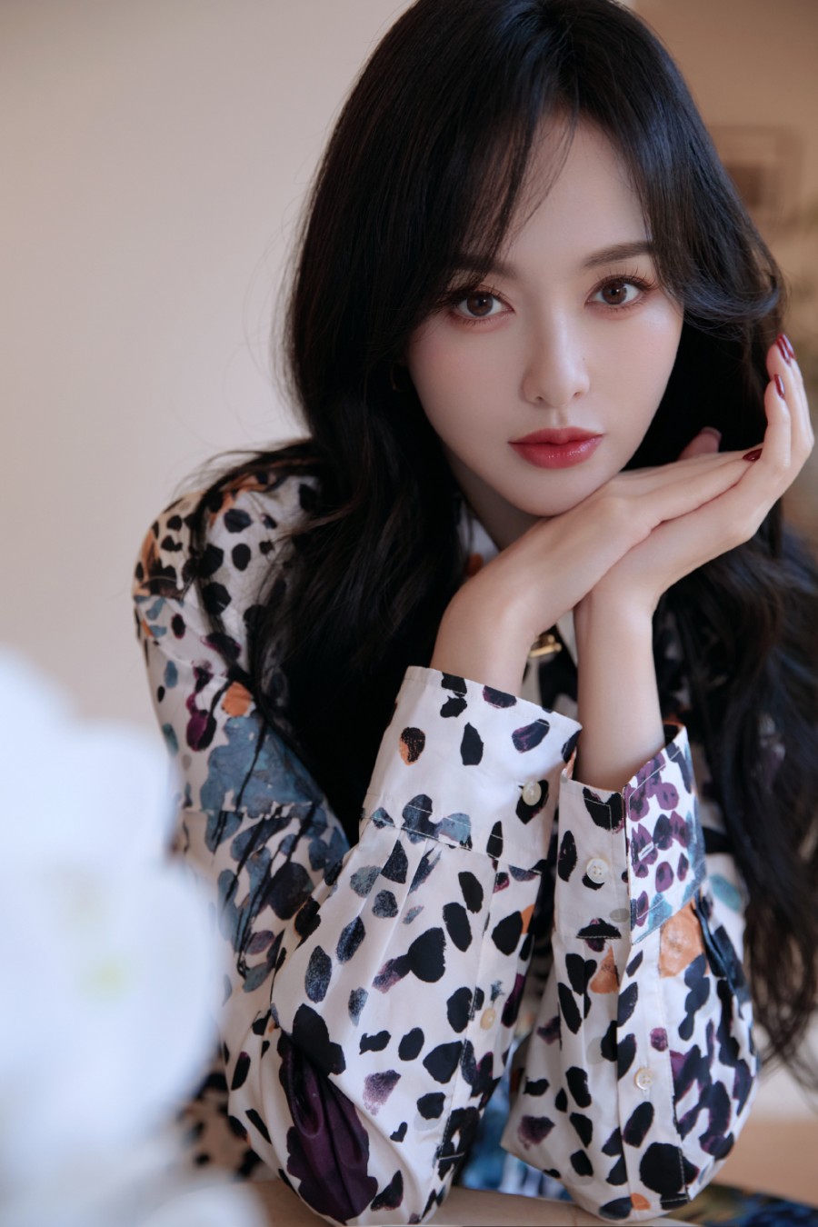 唐嫣身穿碎花短裙，优雅又甜美-第1张图片-风享汇