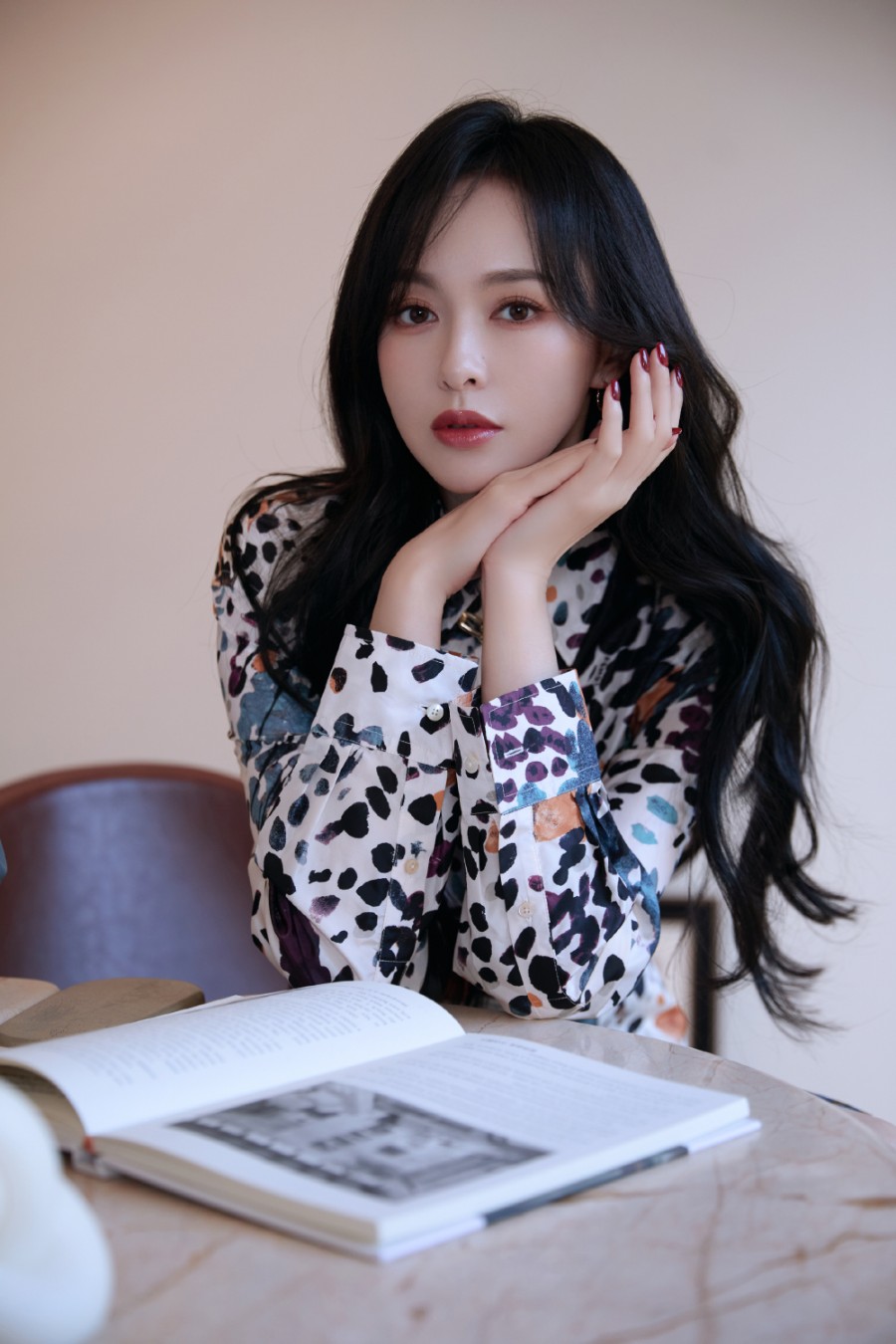 唐嫣身穿碎花短裙，优雅又甜美-第2张图片-风享汇