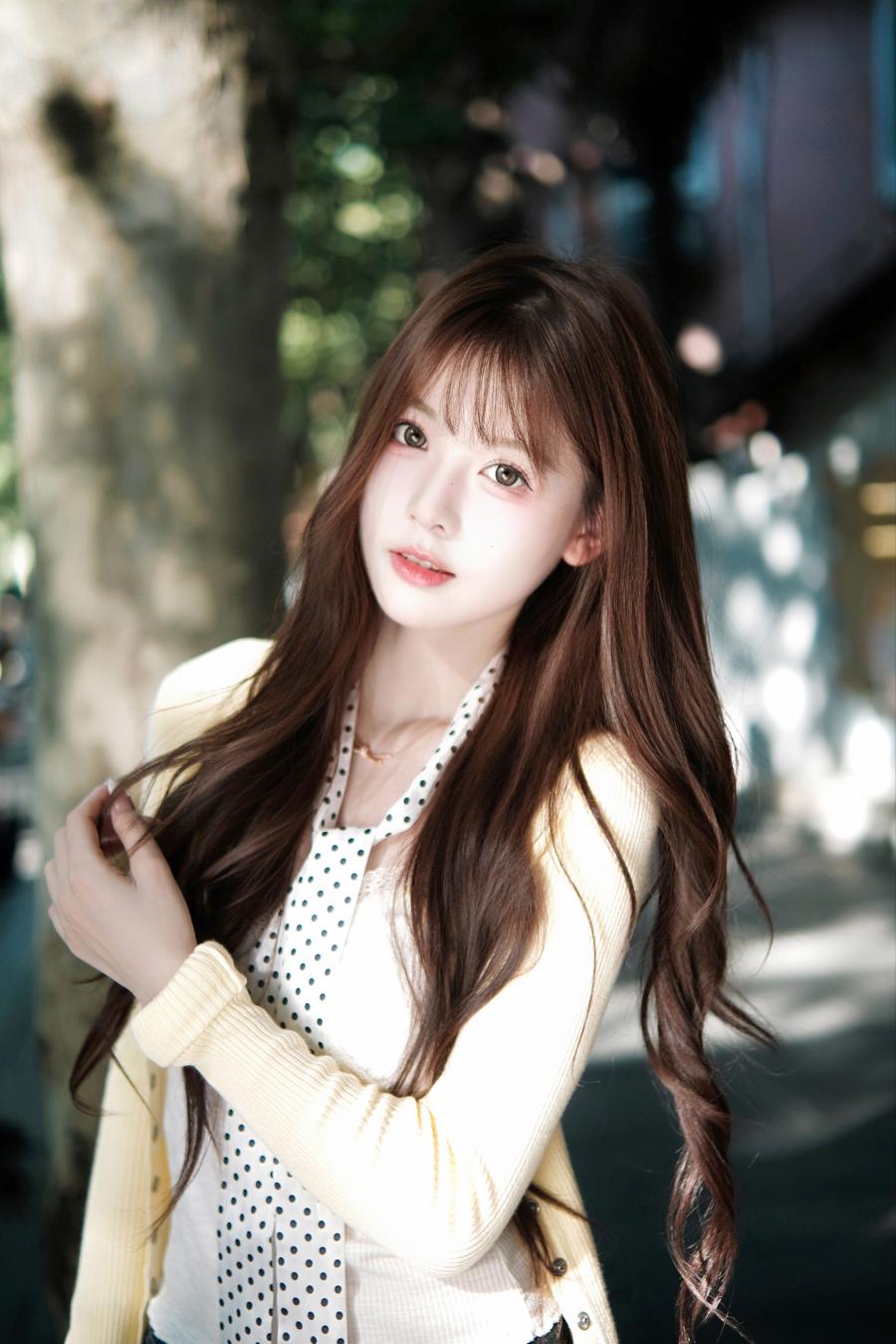 街拍摆姿不用愁,学会这9个姿势,氛围感直接拉满!-第3张图片-风享汇 街拍摆姿不用愁,学会这9个姿势,氛围感直接拉满!-第3张图片-风享汇