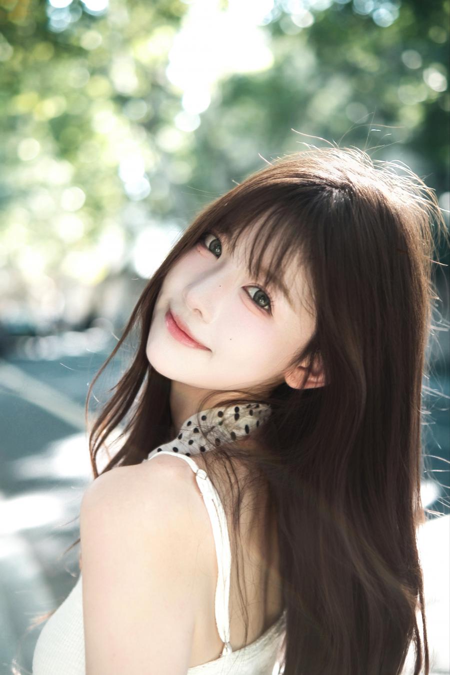 街拍摆姿不用愁,学会这9个姿势,氛围感直接拉满!-第4张图片-风享汇 街拍摆姿不用愁,学会这9个姿势,氛围感直接拉满!-第4张图片-风享汇