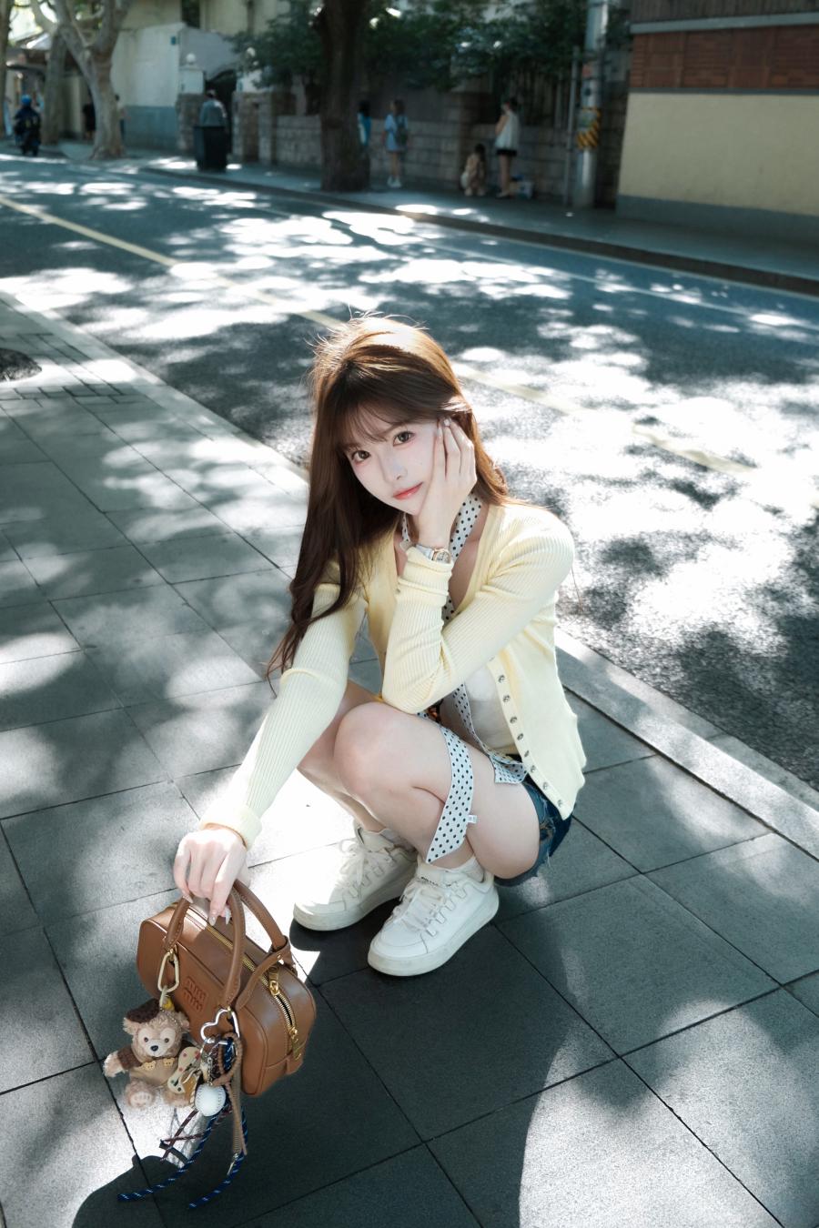 街拍摆姿不用愁,学会这9个姿势,氛围感直接拉满!-第5张图片-风享汇 街拍摆姿不用愁,学会这9个姿势,氛围感直接拉满!-第5张图片-风享汇