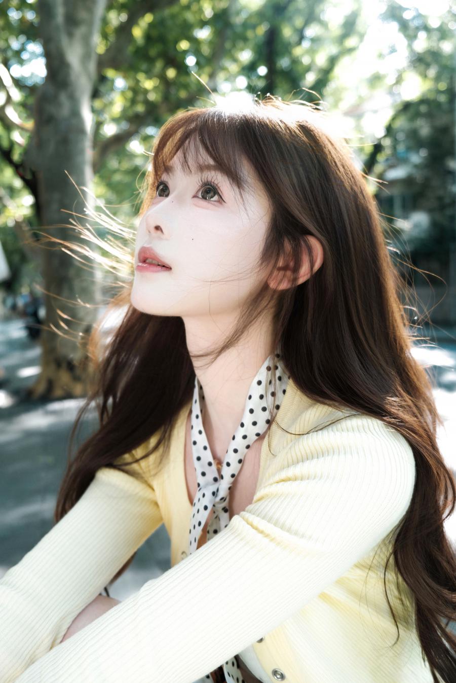 街拍摆姿不用愁,学会这9个姿势,氛围感直接拉满!-第7张图片-风享汇 街拍摆姿不用愁,学会这9个姿势,氛围感直接拉满!-第7张图片-风享汇