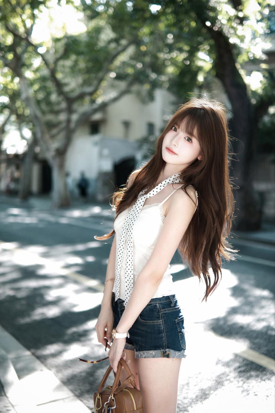 街拍摆姿不用愁,学会这9个姿势,氛围感直接拉满!-第8张图片-风享汇 街拍摆姿不用愁,学会这9个姿势,氛围感直接拉满!-第8张图片-风享汇