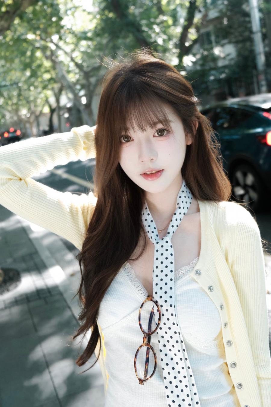 街拍摆姿不用愁,学会这9个姿势,氛围感直接拉满!-第10张图片-风享汇 街拍摆姿不用愁,学会这9个姿势,氛围感直接拉满!-第10张图片-风享汇