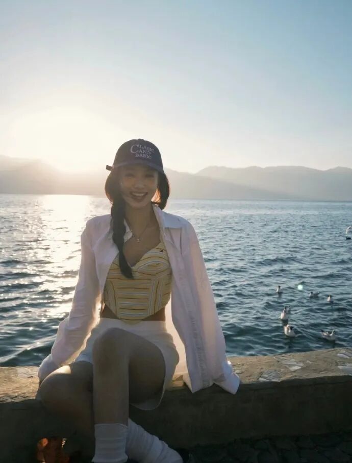 海边拍照姿势大全|15个氛围感动作,让你刷爆朋友圈-第2张图片-风享汇 海边拍照姿势大全|15个氛围感动作,让你刷爆朋友圈-第2张图片-风享汇