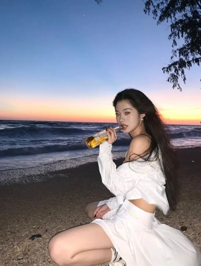 海边拍照姿势大全|15个氛围感动作,让你刷爆朋友圈-第3张图片-风享汇 海边拍照姿势大全|15个氛围感动作,让你刷爆朋友圈-第3张图片-风享汇