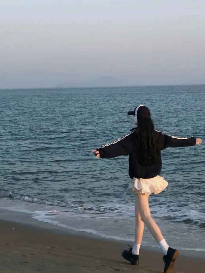 海边拍照姿势大全|15个氛围感动作,让你刷爆朋友圈-第4张图片-风享汇 海边拍照姿势大全|15个氛围感动作,让你刷爆朋友圈-第4张图片-风享汇