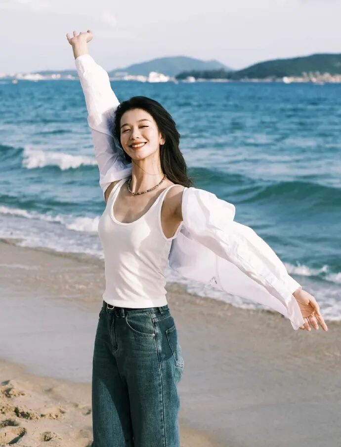 海边拍照姿势大全|15个氛围感动作,让你刷爆朋友圈-第5张图片-风享汇 海边拍照姿势大全|15个氛围感动作,让你刷爆朋友圈-第5张图片-风享汇