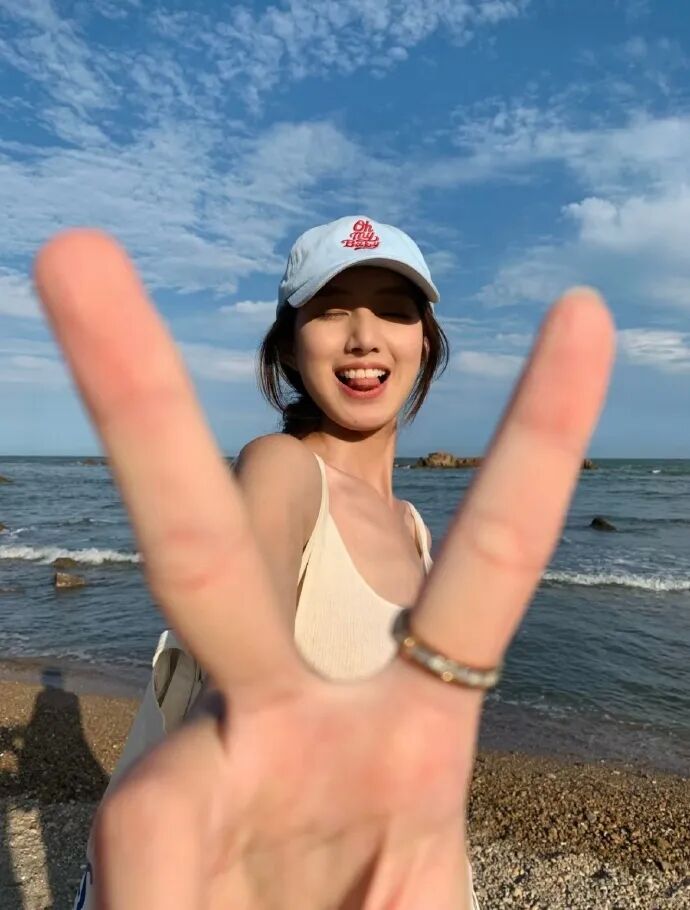 海边拍照姿势大全|15个氛围感动作,让你刷爆朋友圈-第6张图片-风享汇 海边拍照姿势大全|15个氛围感动作,让你刷爆朋友圈-第6张图片-风享汇