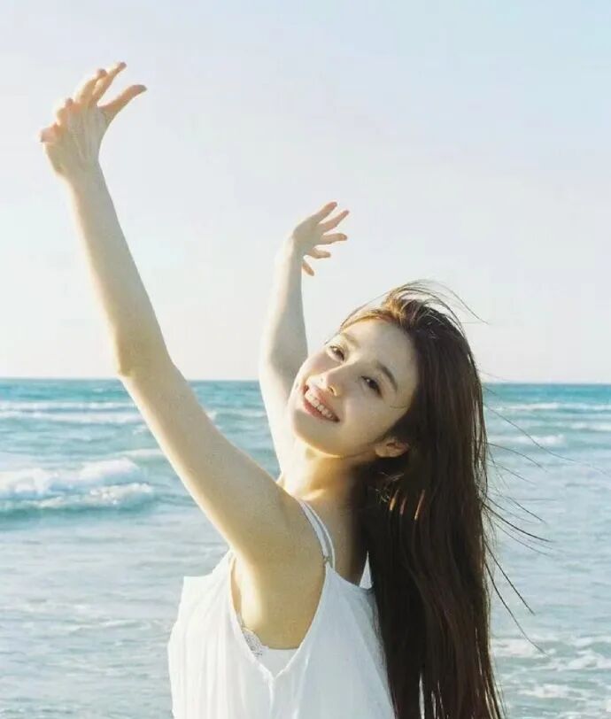 海边拍照姿势大全|15个氛围感动作,让你刷爆朋友圈-第8张图片-风享汇 海边拍照姿势大全|15个氛围感动作,让你刷爆朋友圈-第8张图片-风享汇