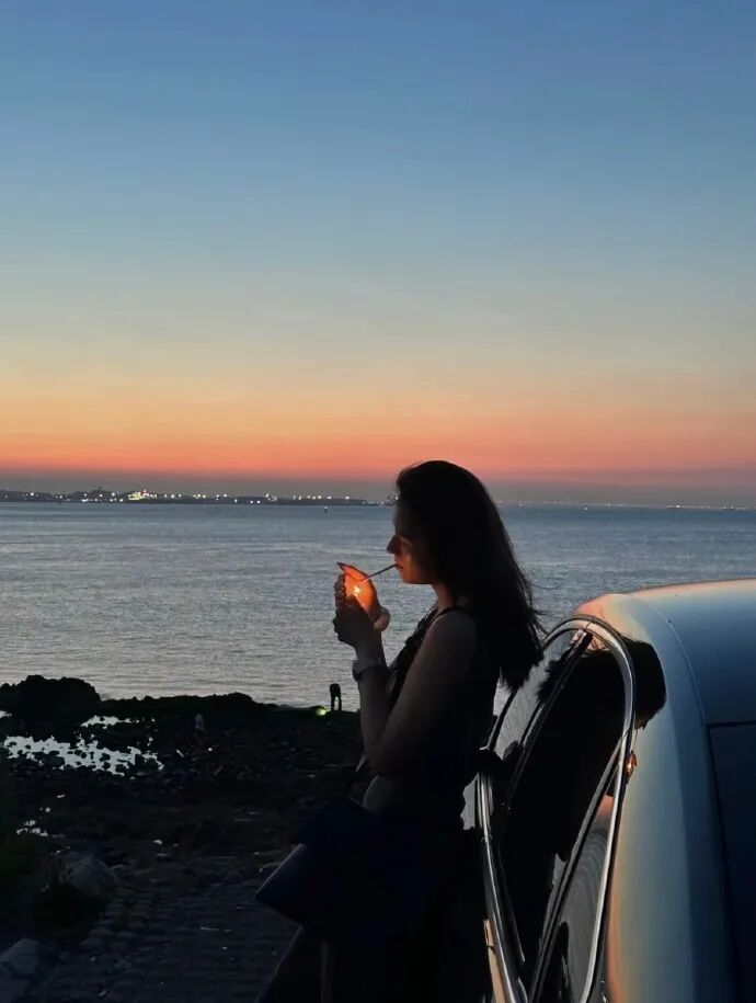 海边拍照姿势大全|15个氛围感动作,让你刷爆朋友圈-第10张图片-风享汇 海边拍照姿势大全|15个氛围感动作,让你刷爆朋友圈-第10张图片-风享汇