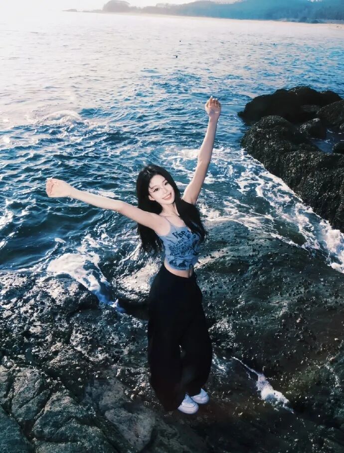 海边拍照姿势大全|15个氛围感动作,让你刷爆朋友圈-第12张图片-风享汇 海边拍照姿势大全|15个氛围感动作,让你刷爆朋友圈-第12张图片-风享汇