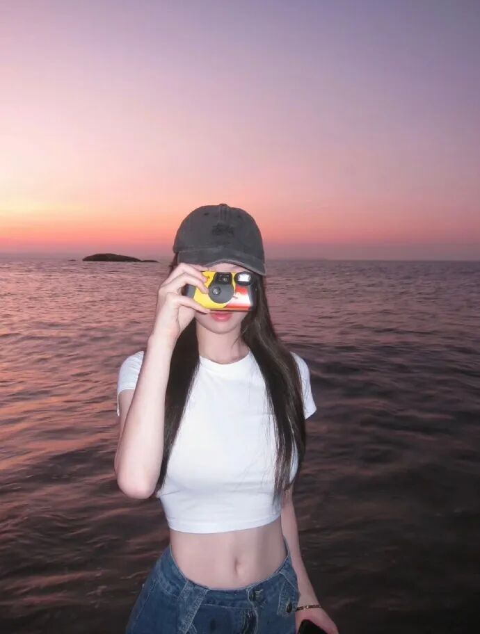 海边拍照姿势大全|15个氛围感动作,让你刷爆朋友圈-第15张图片-风享汇 海边拍照姿势大全|15个氛围感动作,让你刷爆朋友圈-第15张图片-风享汇