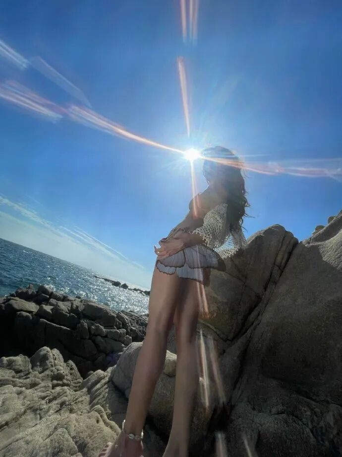 海边拍照姿势大全|15个氛围感动作,让你刷爆朋友圈-第13张图片-风享汇 海边拍照姿势大全|15个氛围感动作,让你刷爆朋友圈-第13张图片-风享汇