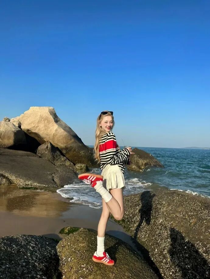 海边拍照姿势大全|15个氛围感动作,让你刷爆朋友圈-第16张图片-风享汇 海边拍照姿势大全|15个氛围感动作,让你刷爆朋友圈-第16张图片-风享汇