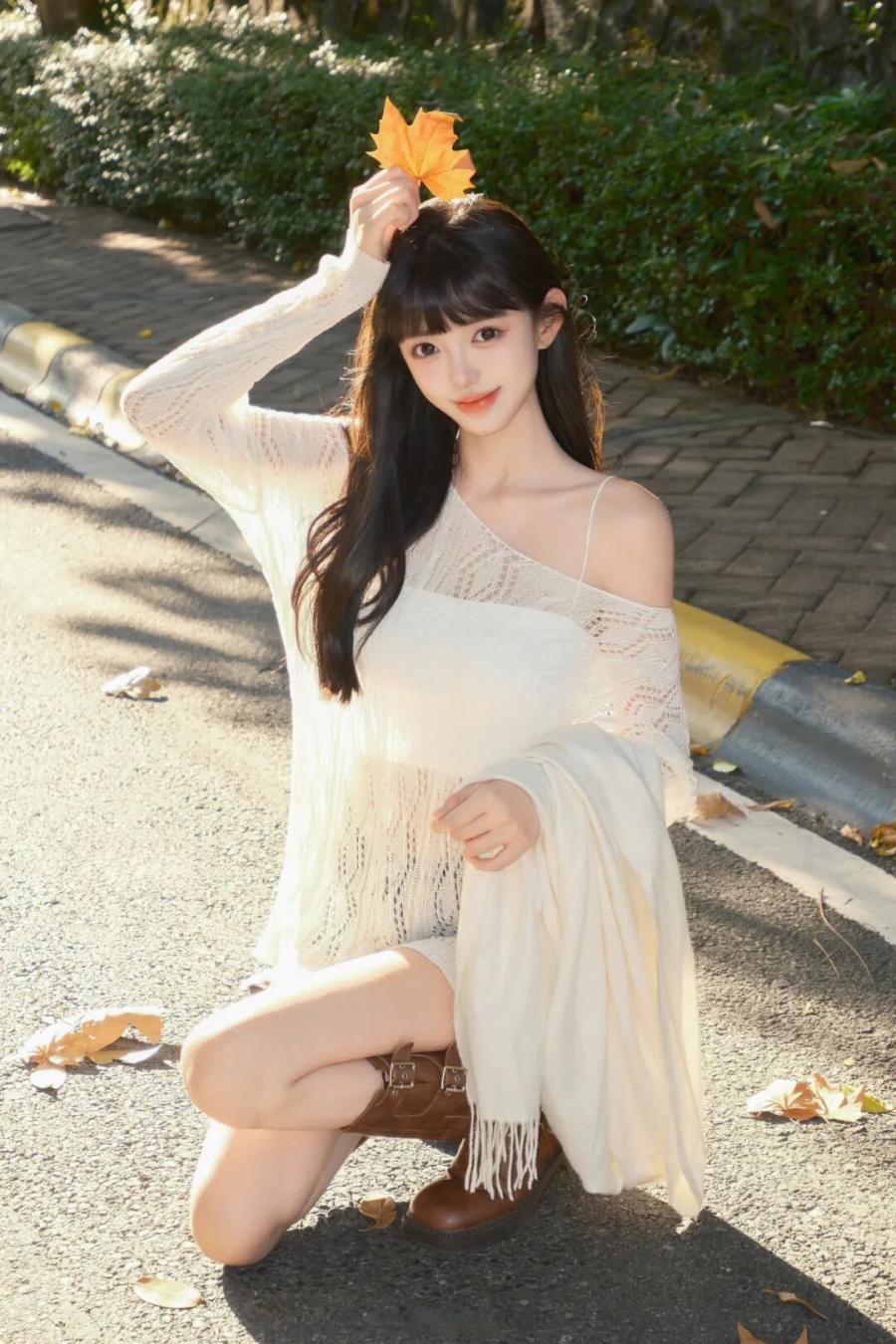 12个枫叶互动姿势,拍出氛围感×少女感双buff-第4张图片-风享汇 12个枫叶互动姿势,拍出氛围感×少女感双buff-第4张图片-风享汇