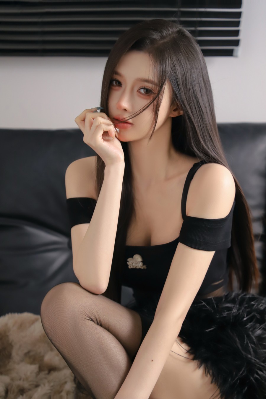 长发女子黑色时尚穿搭写真，优雅性感气质尽显-第1张图片-风享汇