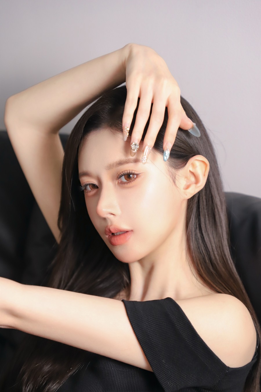 长发女子黑色时尚穿搭写真，优雅性感气质尽显-第5张图片-风享汇