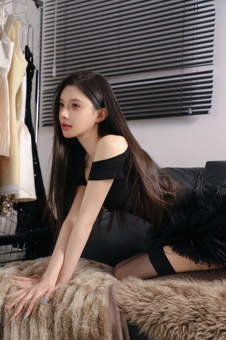 长发女子黑色时尚穿搭写真，优雅性感气质尽显-第8张图片-风享汇