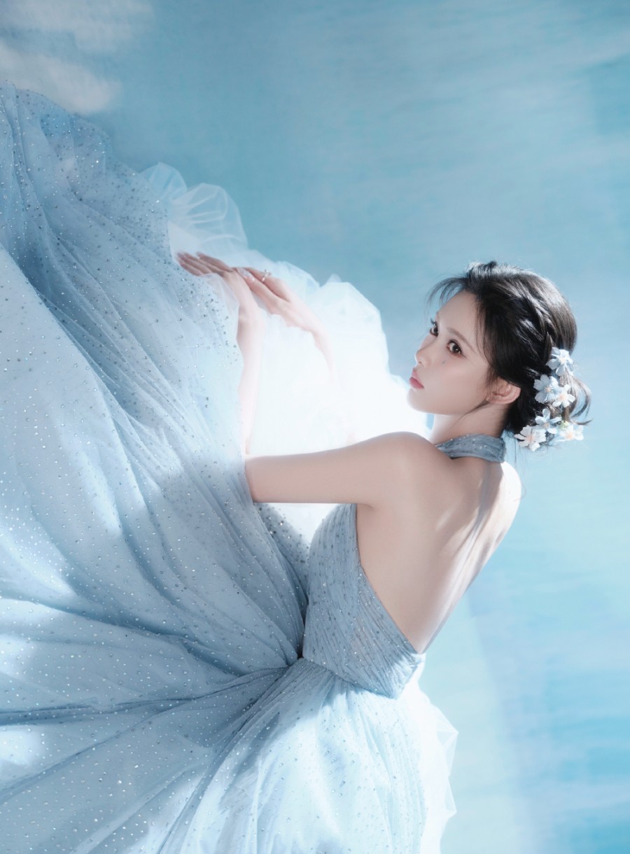 孟子义一袭碎冰蓝，美得令人屏息-第7张图片-风享汇