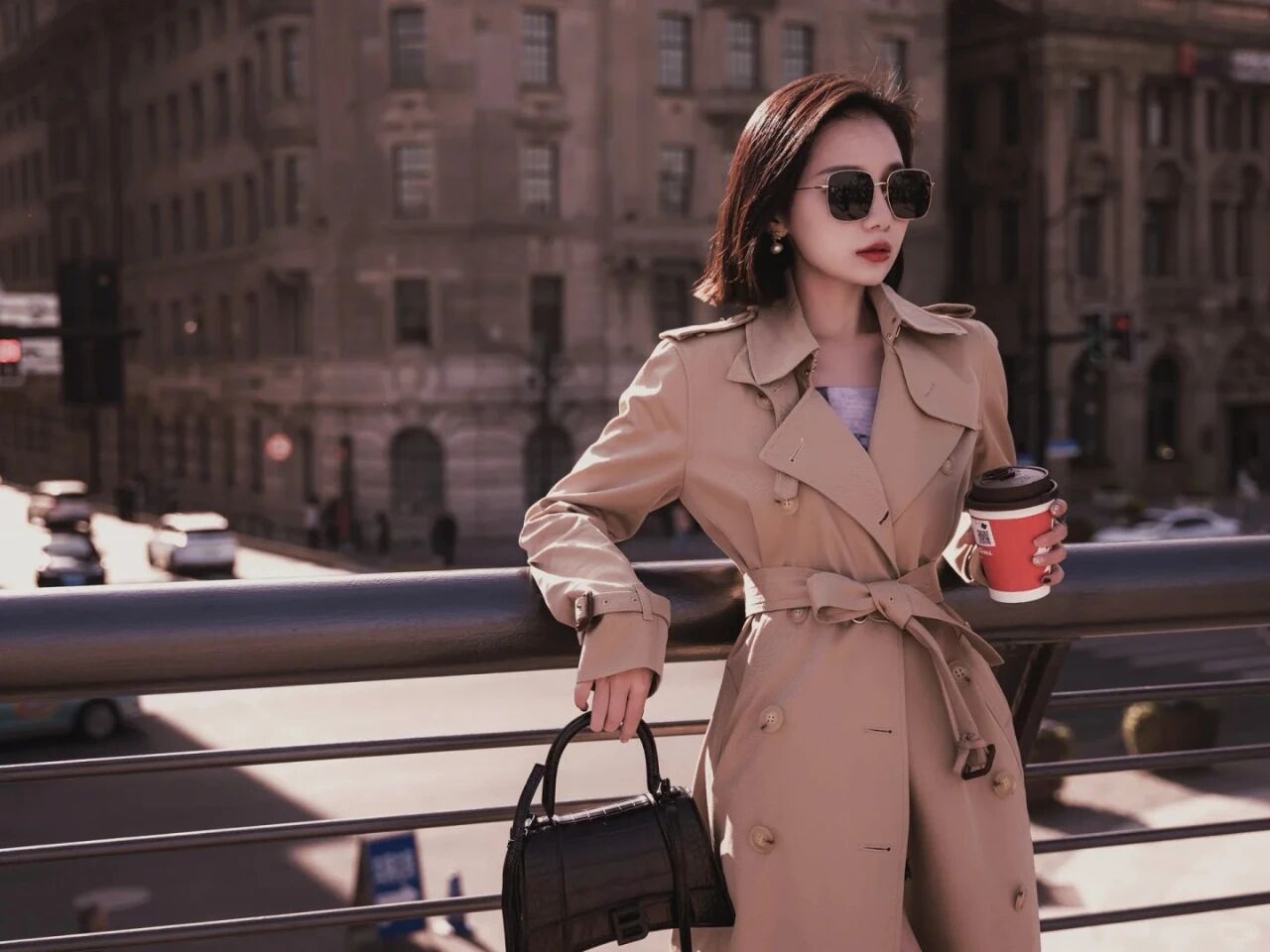 秋冬9个风衣街拍姿势，让你拍出杂志级时尚感-第3张图片-风享汇