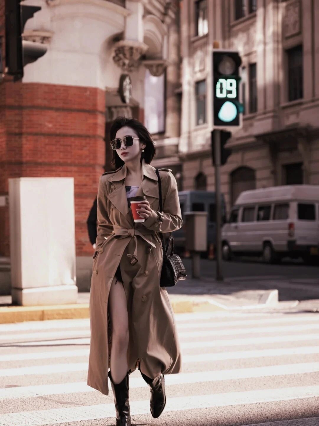 秋冬9个风衣街拍姿势，让你拍出杂志级时尚感-第4张图片-风享汇