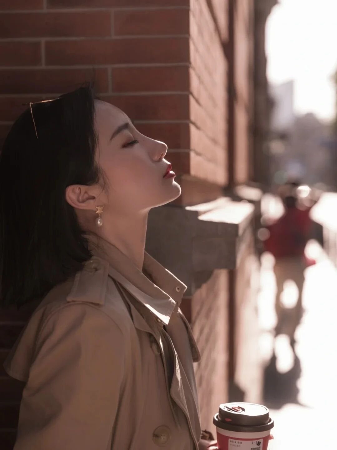 秋冬9个风衣街拍姿势，让你拍出杂志级时尚感-第5张图片-风享汇