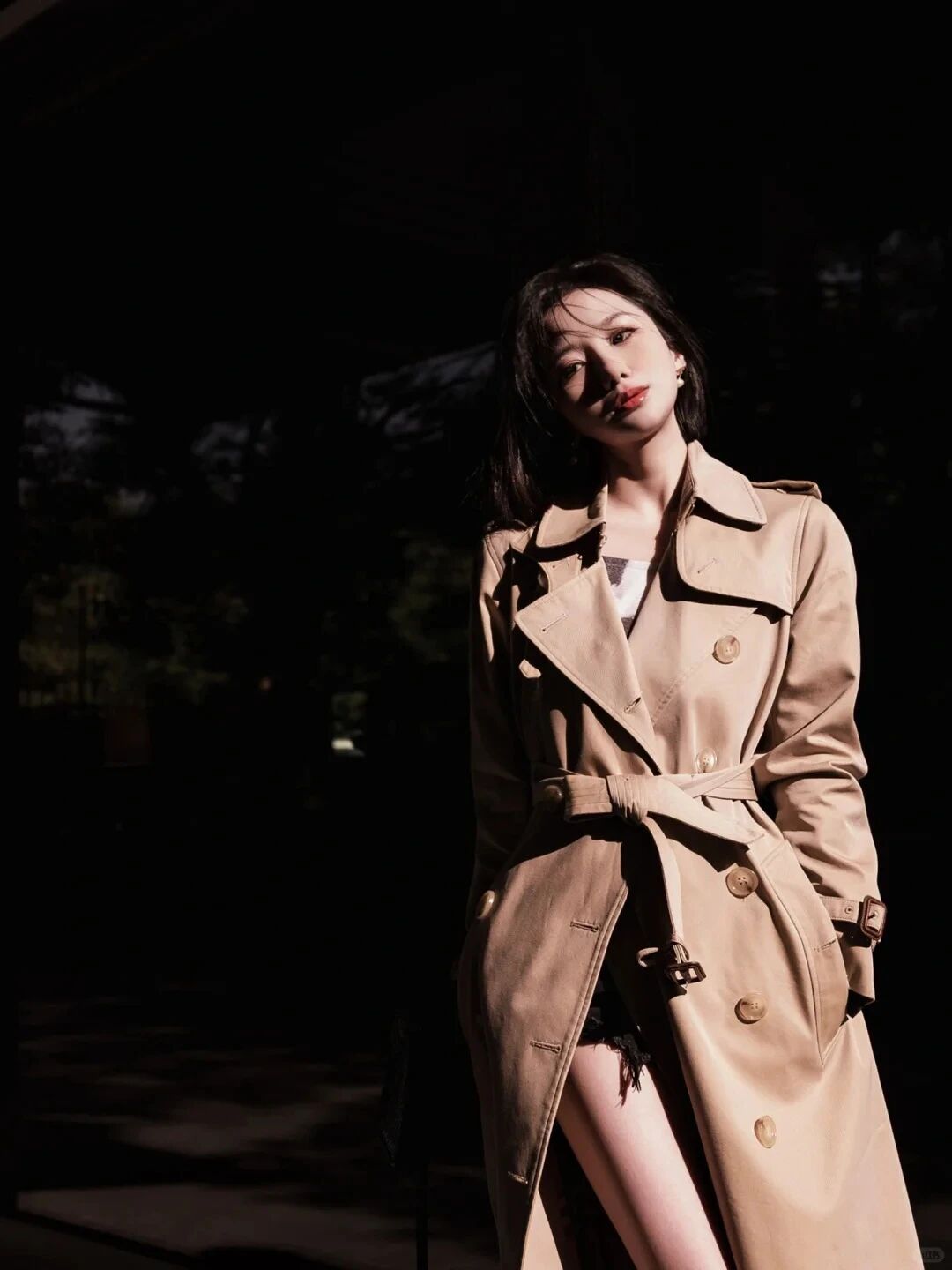 秋冬9个风衣街拍姿势，让你拍出杂志级时尚感-第8张图片-风享汇