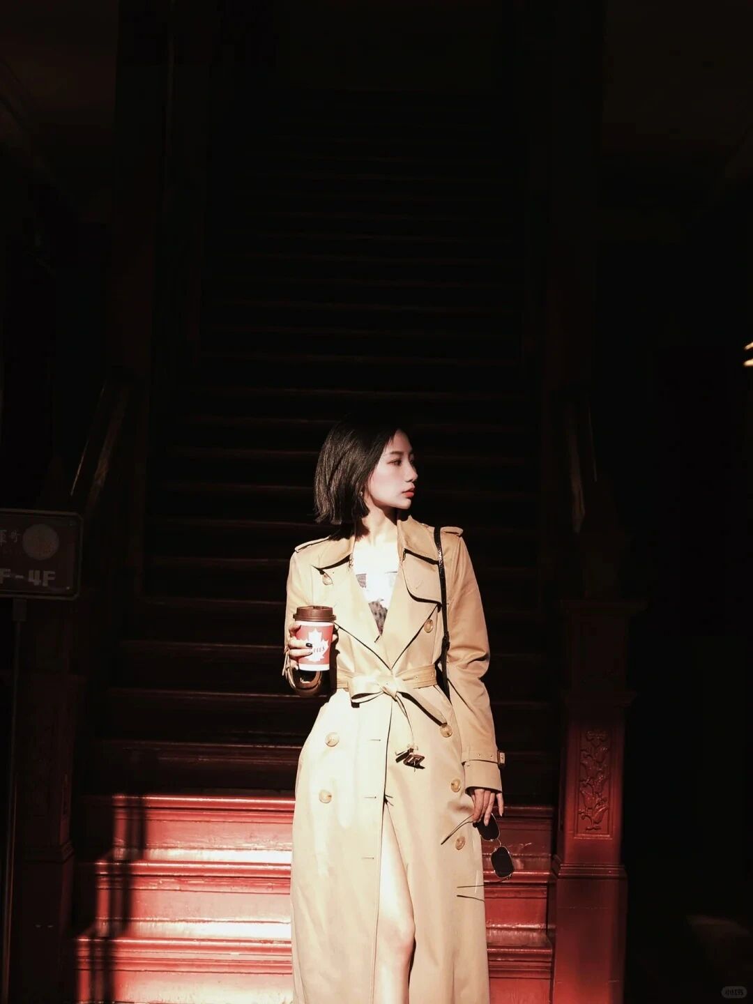 秋冬9个风衣街拍姿势，让你拍出杂志级时尚感-第9张图片-风享汇